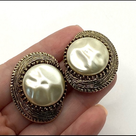 Clip Ons Faux Pearls Statement Antique Gold Tone - Picture 2 of 15
